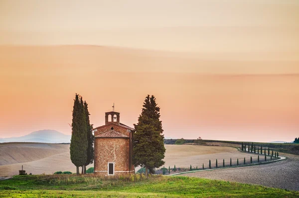 Casa toscana con uno sfondo pittoresco — Foto Stock