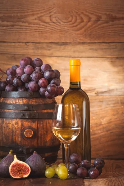 Beyaz şarap, üzüm ve namlu rustik ahşap donatmak ile incir — Stok fotoğraf