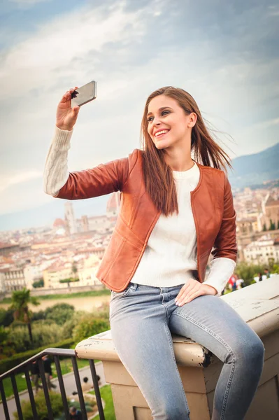 Bella giovane donna che fa un quadro con sfondo di Floren — Foto Stock