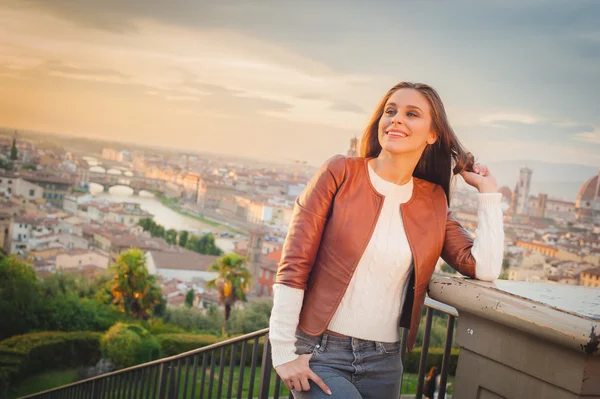 Krásná usměvavá žena s pozadím z Florencie, Toskánsko. — Stock fotografie