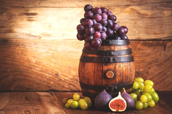 Raisins rouges et blancs sur un tonneau de bois rural — Photo