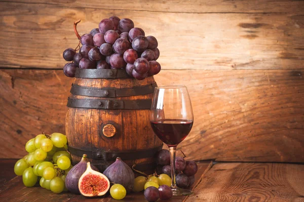 Feige mit Rotwein, Traube und Fass auf rustikalem Holztisch — Stockfoto