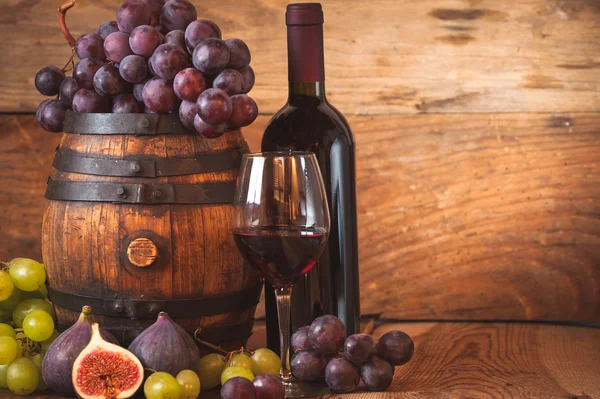 Fig con vino tinto, uva y barril sobre tabla de madera rústica — Foto de Stock