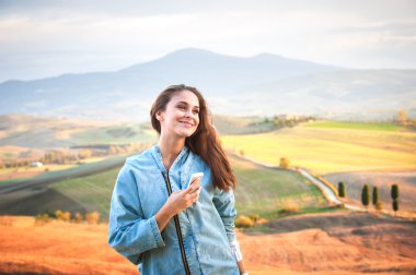 Tatilde gülümseyen güzel kız Toskana, İtalya.