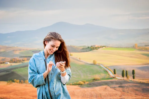 Belle fille souriante en vacances en Toscane, Italie . — Photo