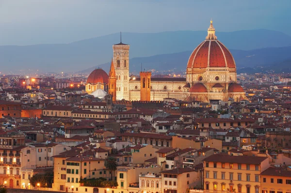 Panorama nocturne de Florence dans le cadre magnifique — Photo