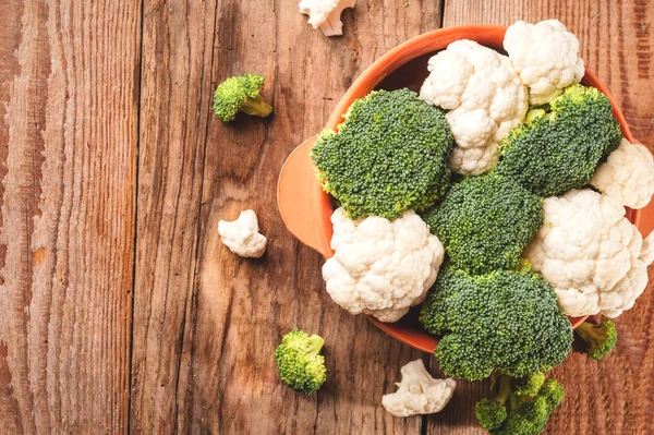 Deliziosi broccoli e cavolfiori hanno un tavolo rustico in legno — Foto Stock