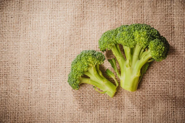 Broccoli su uno sfondo di lino — Foto Stock