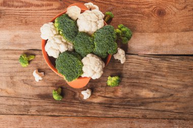 Lezzetli brokoli ve karnabahar olan ahşap rustik masa