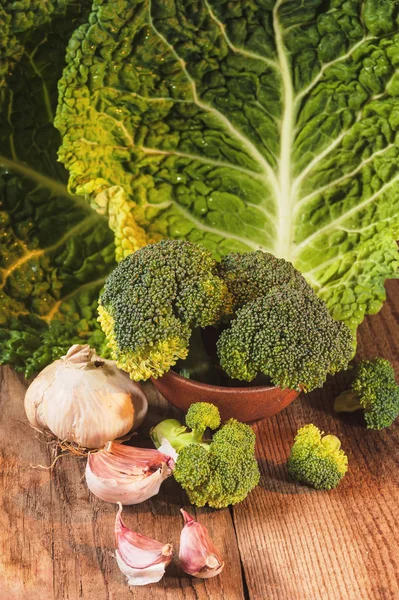 Deliziosi broccoli e cavolfiori hanno un tavolo rustico in legno — Foto Stock