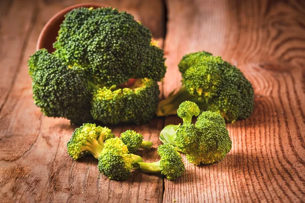 Ahşap rustik masa üzerinde yeşil lezzetli brokoli — Stok fotoğraf