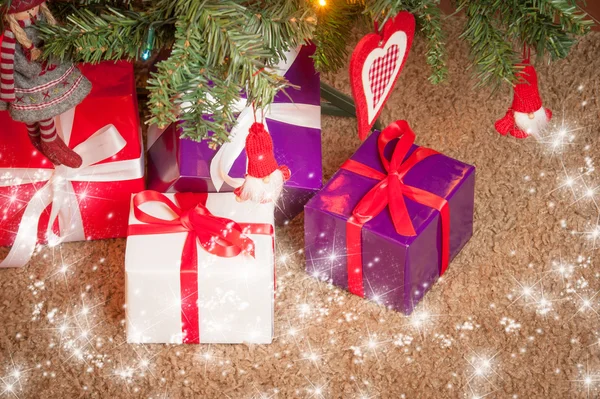 Albero di Natale decorato e regali di Natale — Foto Stock