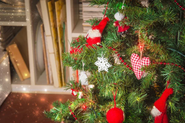 Decorado árvore de Natal e presentes de Natal — Fotografia de Stock