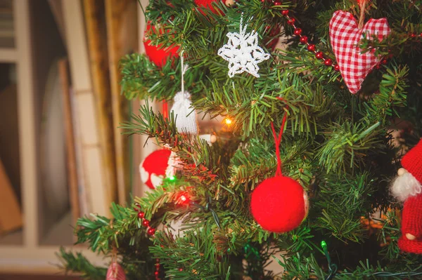 Gedecoreerde kerstboom en Kerstmis geschenken — Stockfoto