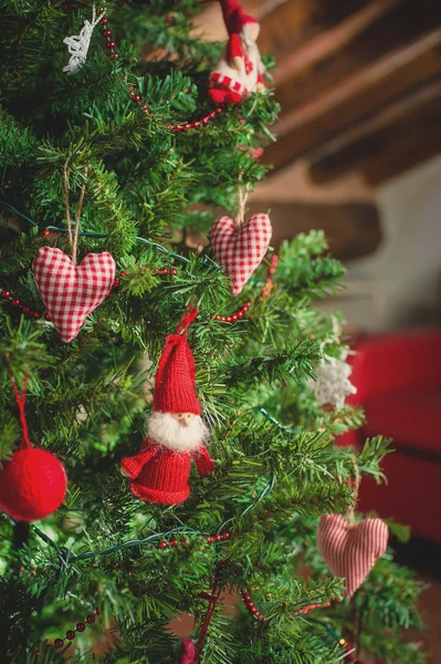 Διακοσμημένο χριστουγεννιάτικο δέντρο και χριστουγεννιάτικα δώρα — Φωτογραφία Αρχείου