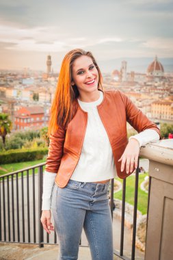 Florence, Toskana arka plan ile gülümseyen güzel kadın.