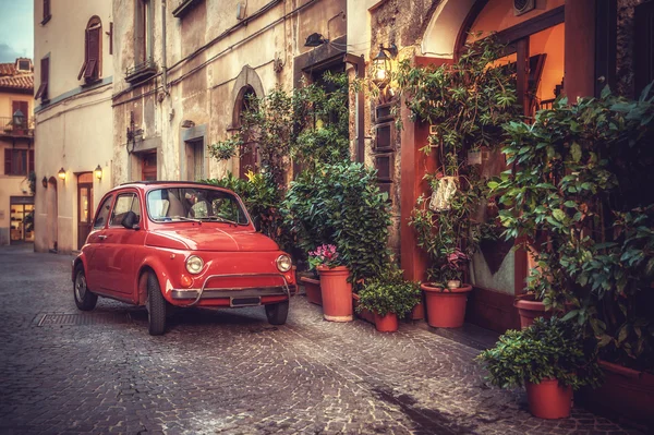 Alter Kultauto parkt auf der Straße beim Restaurant — Stockfoto