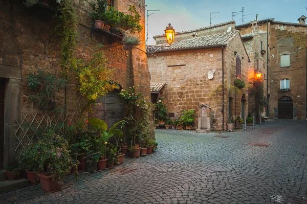 Le vie serali dell'antica città italiana di Orvieto — Foto Stock