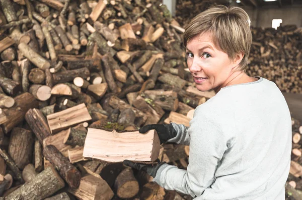 Ung kvinna som arbetar i ett sågverk — Stockfoto