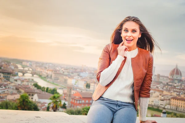 Hermosa mujer sonriente con fondo de Florencia, Toscana . — Foto de Stock