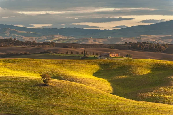 Hermosos campos y bosques en el paisaje de la Toscana — Foto de Stock