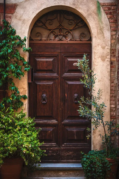 Drzwi w uliczce starego miasta w Toskanii, Włochy — Zdjęcie stockowe