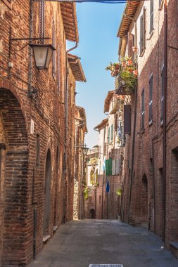 Küçük İtalyan kasabasında dar büküm sokakları