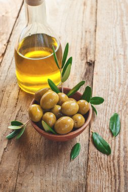 bir kasede rustik masa üzerinde zeytin