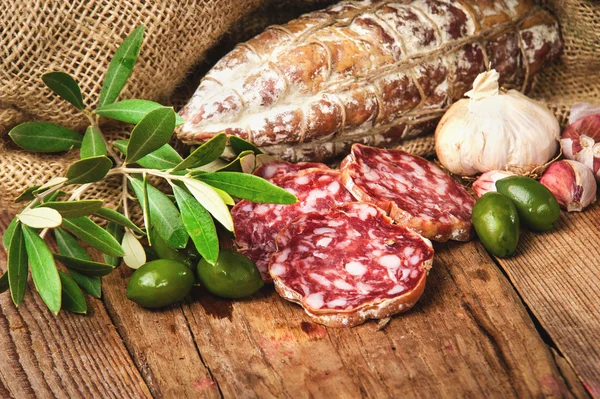 Salame di salsiccia in un ambiente rurale — Foto Stock