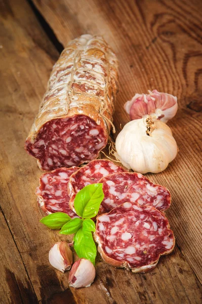 Salame di salsiccia in un ambiente rurale — Foto Stock