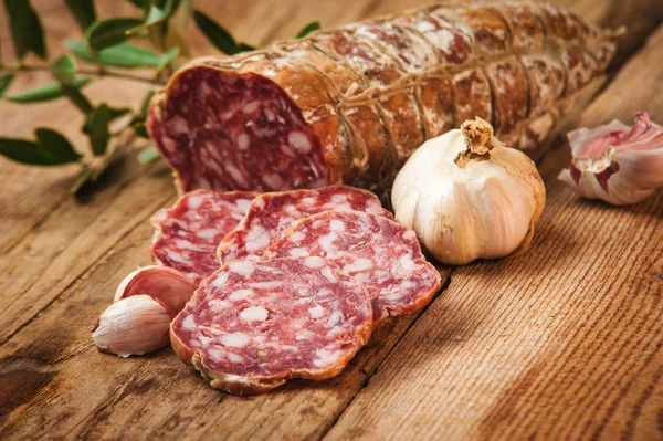 Salami à la saucisse en milieu rural — Photo