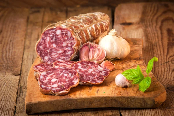 Salame di salsiccia in un ambiente rurale — Foto Stock