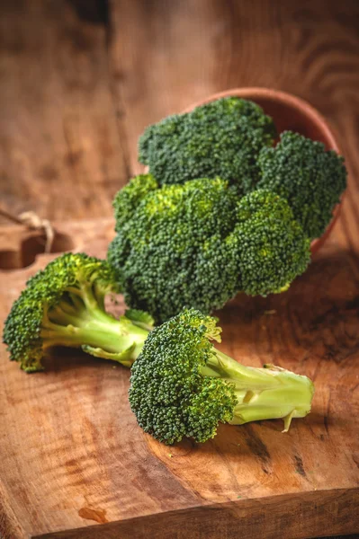 Deliziosi broccoli verdi su un tavolo rustico in legno — Foto Stock