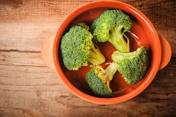 Broccoli in una ciotola su un tavolo di legno vintage — Foto Stock