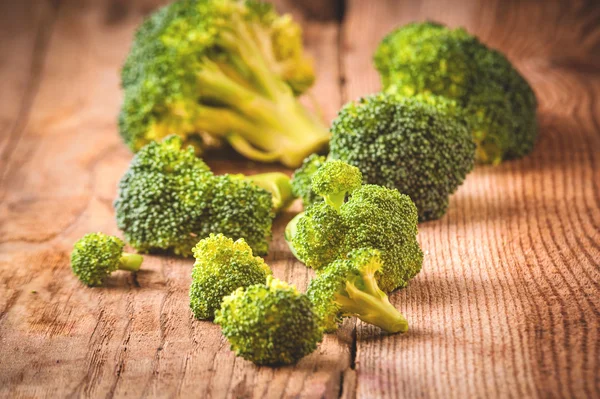 Deliziosi broccoli verdi su un tavolo rustico in legno — Foto Stock