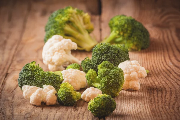 Delicious broccoli and cauliflower has a wooden rustic table — Stock Image Delicious broccoli and cauliflower has a wooden rustic table Stock Image