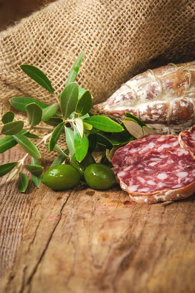 Salame de salsicha em um ambiente rural — Fotografia de Stock