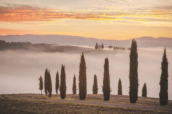 Alba sopra la cappella Vitaleta, bellissimo paesaggio nel mis — Foto Stock