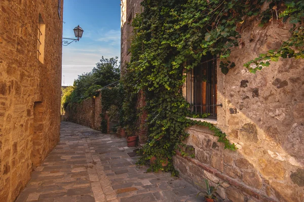 Okänd gatorna i den gamla medeltida staden i Italien — Stockfoto