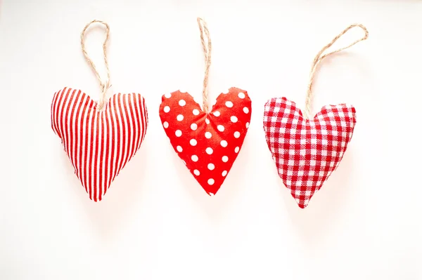 Cuori rossi su uno sfondo bianco per amore durante il Giorno di S. Valentino — Foto Stock