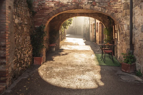 Onbekende straten in de oude middeleeuwse stad in Italië — Stockfoto