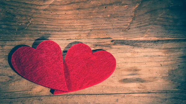 Coração de São Valentim em uma mesa de madeira fundo rural — Fotografia de Stock