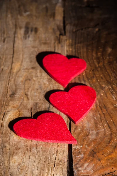 Valentinsherz auf einem Holztisch — Stockfoto