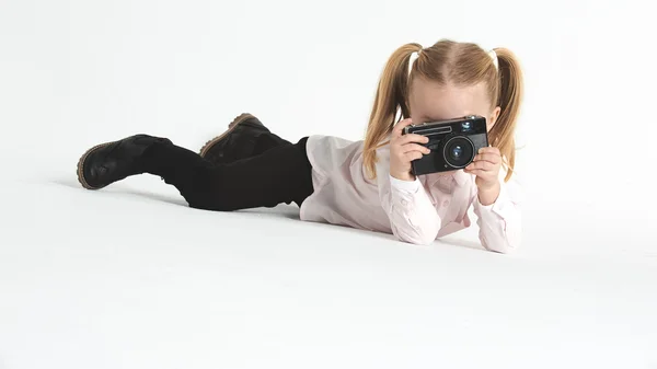 Sorrindo e se divertindo o fotógrafo uma linda garota loira o — Fotografia de Stock