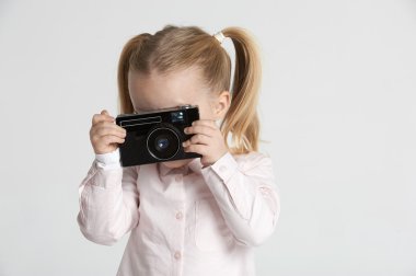 Gülen ve having fun fotoğrafçı bir güzel sarışın kız o