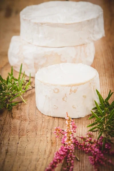 Smelly blue cheese on a wooden rustic table. — Stock Photo, Image