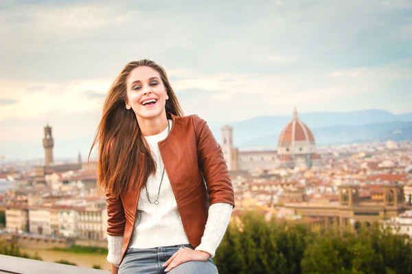 漂亮的女孩在秋天留下深刻印象的佛罗伦萨全景视图 — 图库照片
