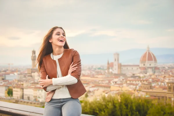 Hermosa chica impresionada ver el panorama de Florencia en otoño — Foto de Stock