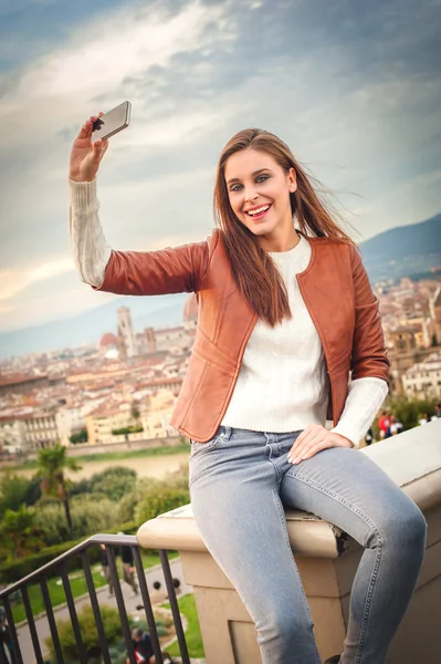 Bella giovane donna che fa un quadro con sfondo di Floren — Foto Stock