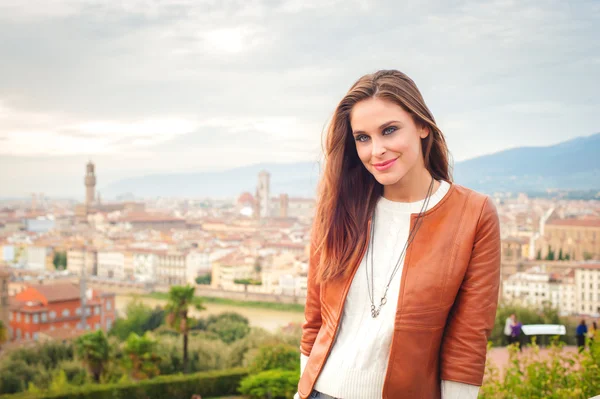 Beautiful girl impressed view the panorama of Florence in autumn — Stock Photo, Image